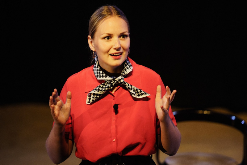 File:Kivi, Merlin (Hilde Jensen – Merlin Kivi. Võrõpajevi „Ufo” (Theatrum, 2024), foto Gabriela Urm, erakogu).jpg